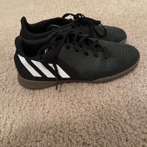 Indoor soccer shoes